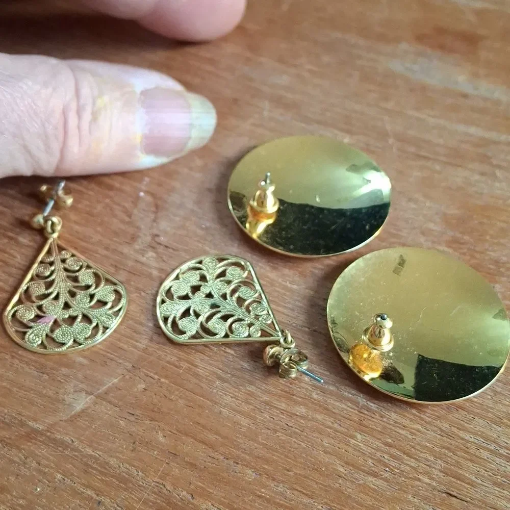 Two pair of gold tone earrings (E018)